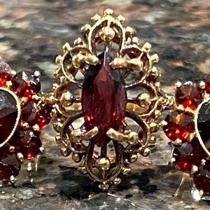 Vintage solid 10k yellow gold garnet ring